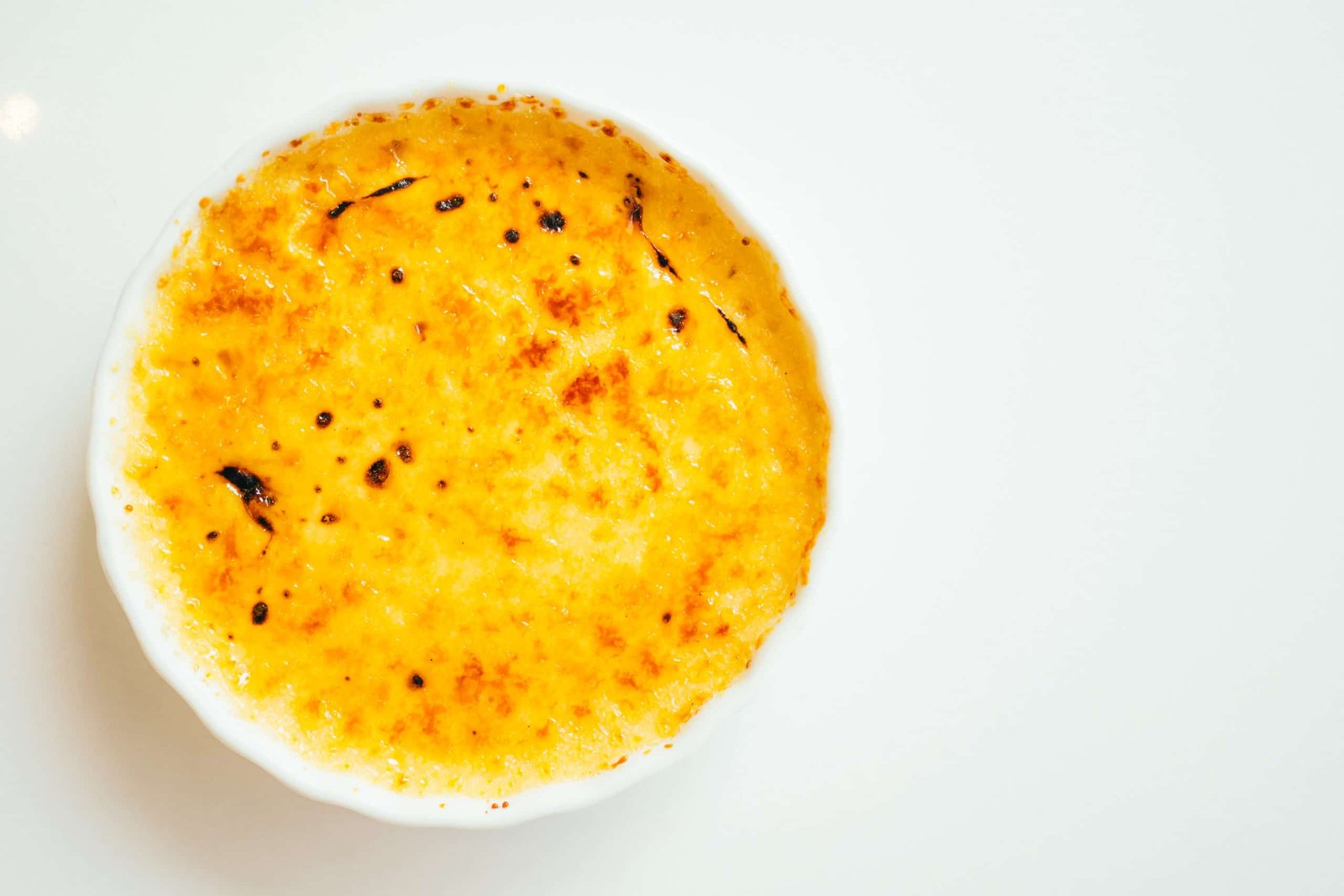 Recettes Vanilla cream brulee sweet dessert in white plate